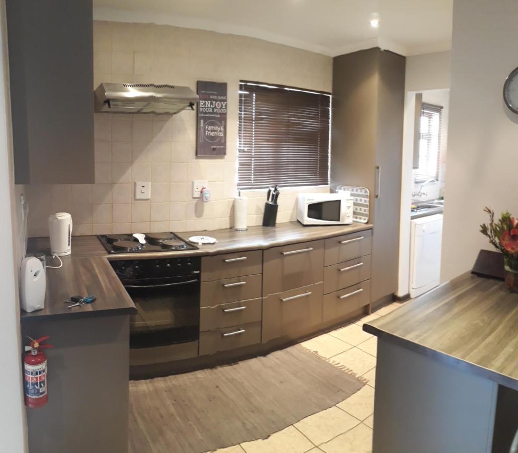 Fancy Pansy Apartment Germiston Ngoại thất bức ảnh