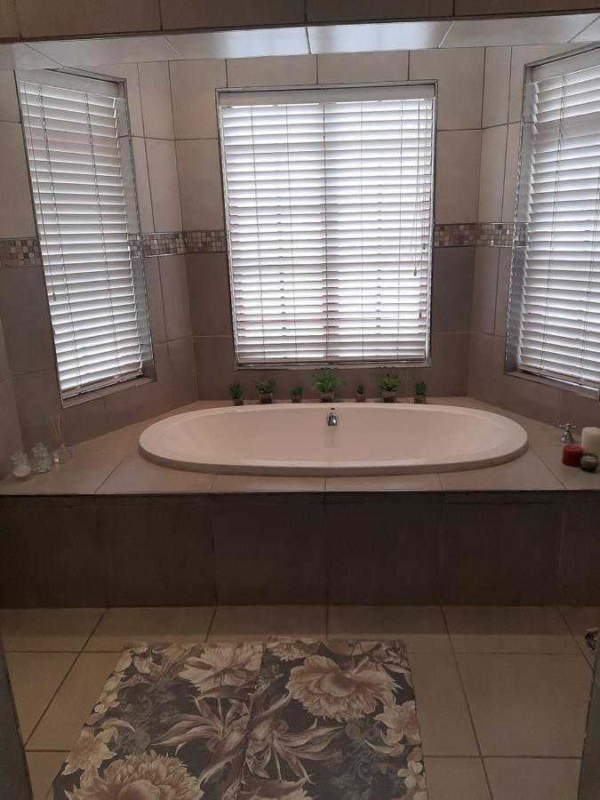 Fancy Pansy Apartment Germiston Ngoại thất bức ảnh